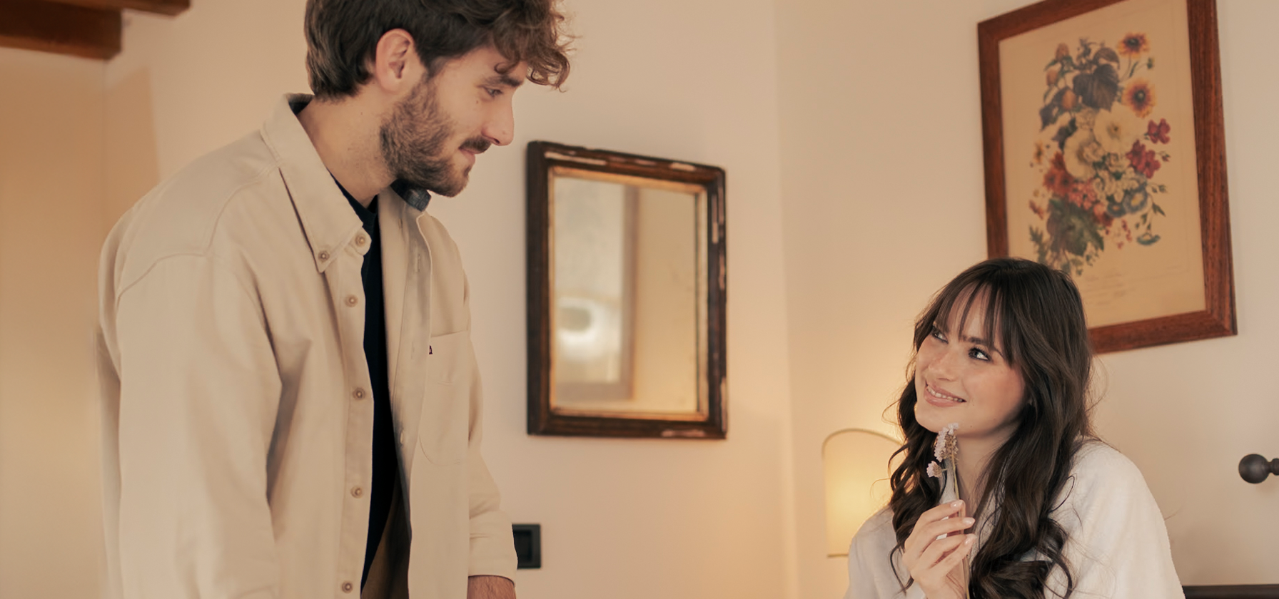 Inserire questa foto al posto della seconda foto (ragazza che tocca la tenda)